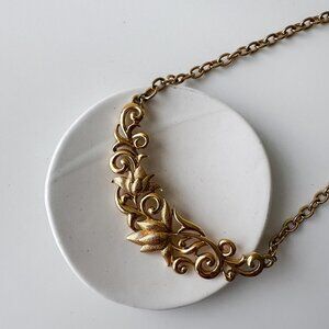 Vintage Gold-Tone Floral Necklace – Elegant Scroll Design